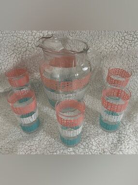 VINTAGE ANCHOR HOCKING "PEAKABOO LEAF” 9” PITCHER AND (5) 5 INCH GLASSES, 1960